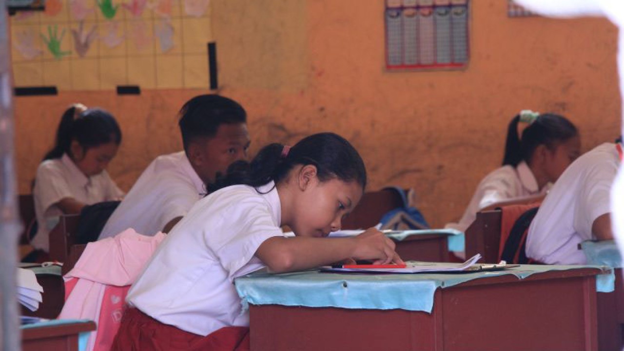 Peserta didik melaksanakan aktivitasnya sehari hari di Sekolah Dasar (SD) yang berada di Kota Palangka Raya, Kalimantan Tengah, beberapa waktu lalu. ANTARA/Adi Wibowo