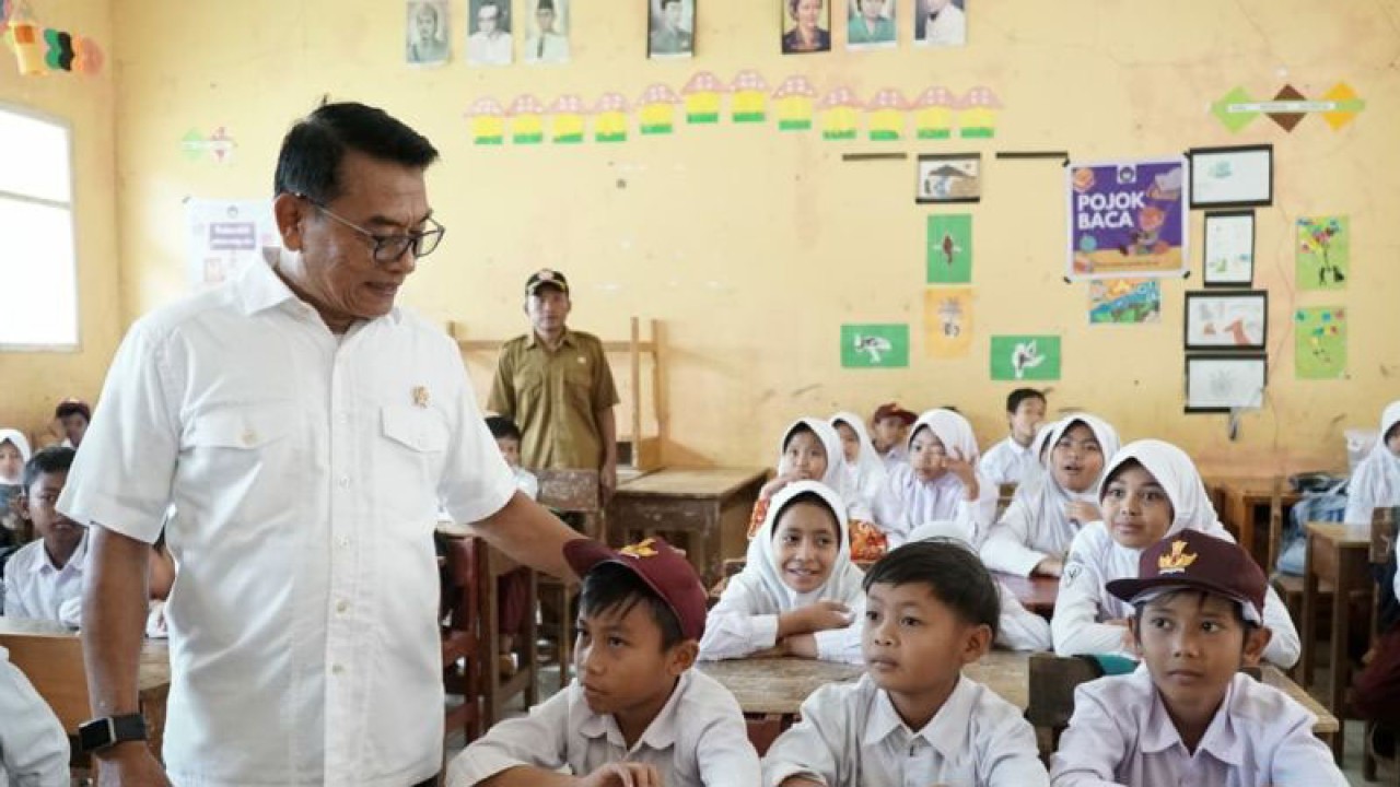 Kepala Staf Kepresidenan Moeldoko berbincang dengan siswa SDN Salaawi, Cianjur, Jawa Barat, Rabu (29/3/2023). (ANTARA/HO-Kantor Staf Presiden)