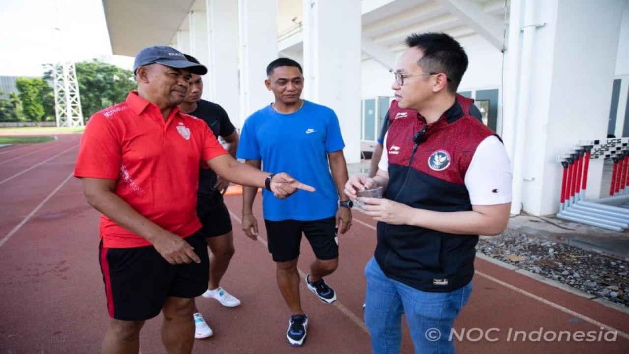 CdM SEA Games Kamboja 2023 Lexyndo Hakim saat berkunjung ke pelatnas atletik di Stadion Madya, Senayan, Jakarta, Rabu (8/3/2023). (ANTARA/HO/NOC Indonesia/Naif Al’as)