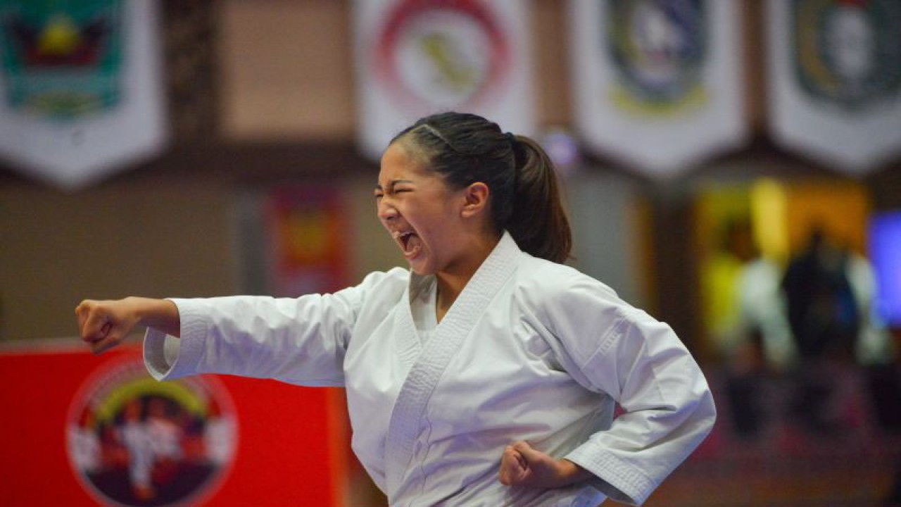 Altet asal Inkanas, Veyori Yella Salim mengikuti nomor junior kata perorangan putra, Kejurnas Federasi Olahraga Karate-Do Indonesia (Forki) di Padang, Sumatera Barat, Selasa (4/10/2022). Kejurnas Karate memperebutkan Piala Ketua Umum PB Forki tersebut diikuti atlet dari 32 Pengprov di Indonesia serta 21 perguruan dalam rangka mencari atlet potensial untuk diikutkan pada kejuaraan tingkat dunia. ANTARA FOTO/Iggoy el Fitra/hp.