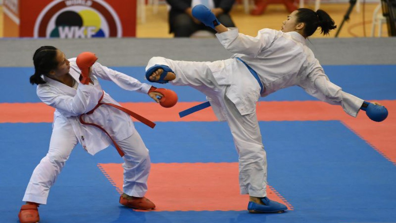 Arsip - Karateka Indonesia Ceyco Georgia Zefanya (kiri) menghindari serangan karateka Vietnam pada final Kumite Beregu Putri SEA Games 2021 Vietnam di Sports Competition Center, Ninh Binh, Vietnam, Jumat (20/5/2022). Karateka Putri Indonesia meraih medali perak setelah kalah dari karateka beregu putri Vietnam dengan skor 0-2. ANTARA FOTO/Zabur Karuru/foc. (ANTARA FOTO/ZABUR_KARURU)