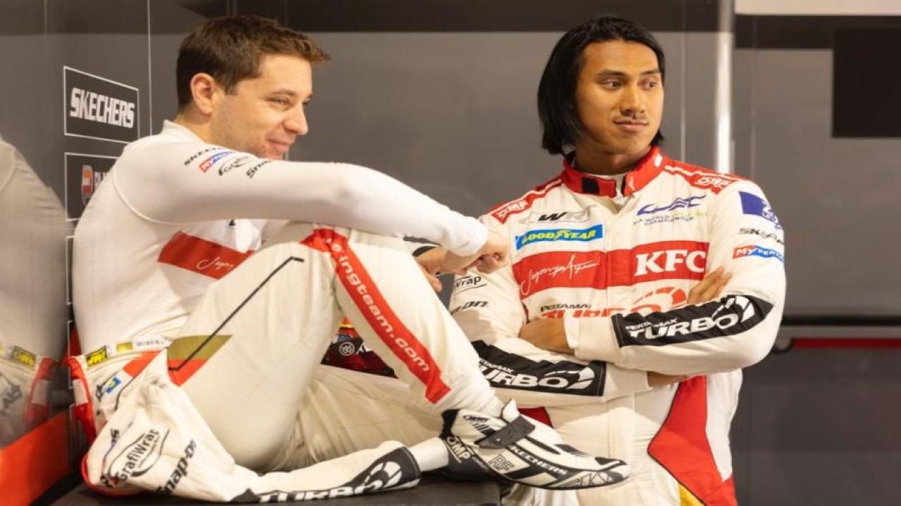 Pebalap Team WRT 31 Robin Frinjs (kiri) dan Sean Gelael (kanan) bersiap berlomba dalam kelas Le Mans Prototype 2 (LMP2) FIA World Endurance Chamionship (FIAWEC) di Sirkuit Sebring, AS, Kamis (16/3/2023). (ANTARA/HO)