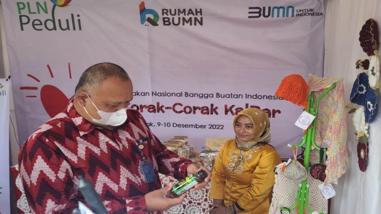 General Manager PLN UID Kalbar,Mochamad Soffin Hadi saat melihat produk UMKM binaannya (ANTARA/Hendra)