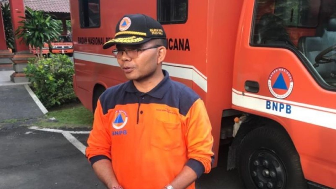 Kepala Pelaksana Badan Penanggulangan Bencana Daerah Provinsi Bali I Made Rentin saat memberikan keterangan terkait perkembangan gempa yang terjadi di Karangasem, Bali. (ANTARA/Rolandus Nampu)