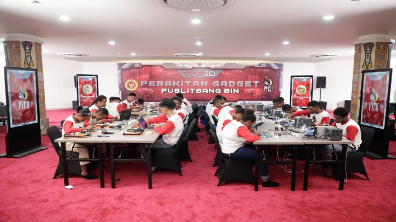 Sejumlah anak-anak binaan komunitas Papua Muda Inspiratif merakit ponsel pintar dan laptop.(ANTARA/HO-PMI)