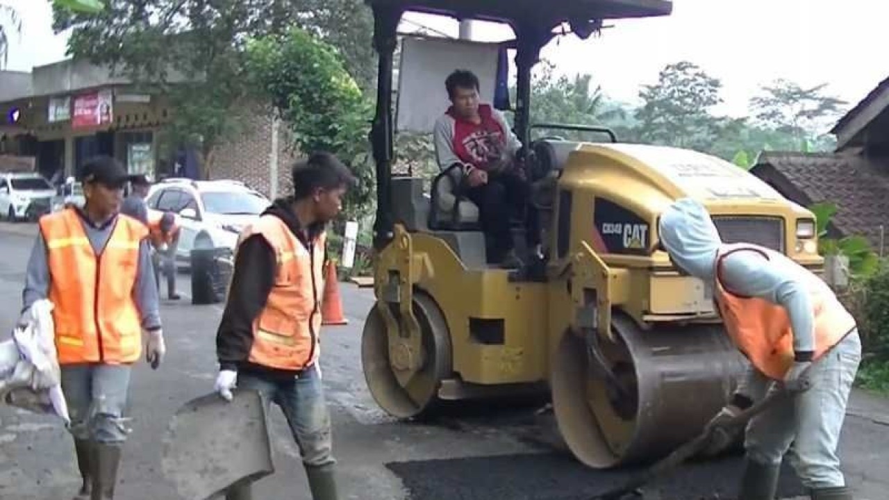 Sejumlah pekerja melakukan perbaikan jalan di Kabupaten Temanggung. ANTARA/Heru Suyitno