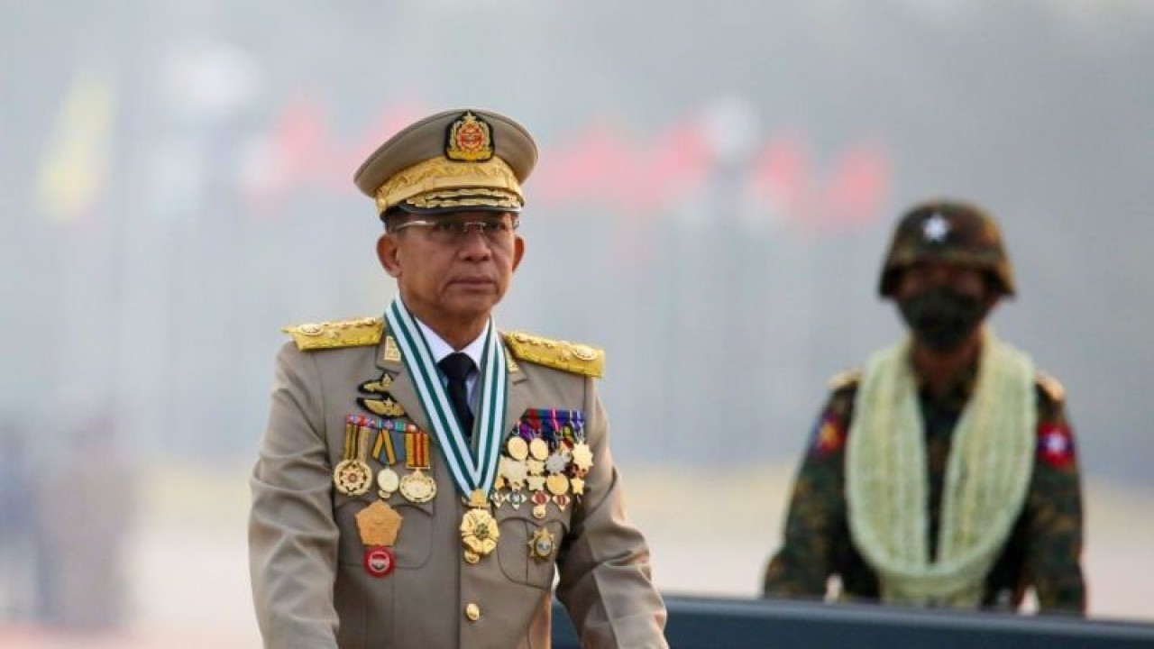 Arsip - Penguasa militer Myanmar Min Aung Hlaing memimpin parade tentara pada Hari Angkatan Bersenjata di Naypyidaw, Myanmar, 27 Maret 2021. (ANTARA/Reuters/Stringer/as)