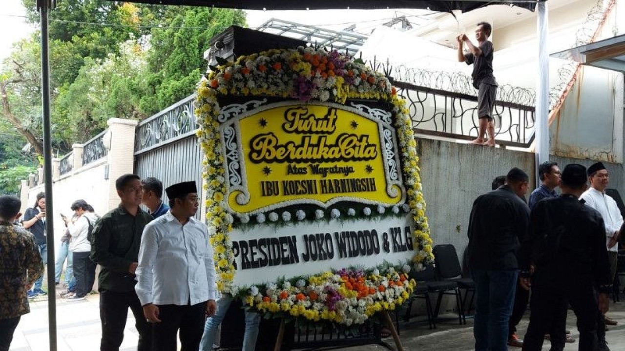 Karangan bunga dari Presiden Republik Indonesia Joko Widodo di rumah duka Jalan Terusan Lembang 54, Jakarta Pusat, Minggu (12/3/2023). ANTARA/Fianda Sjofjan Rassat