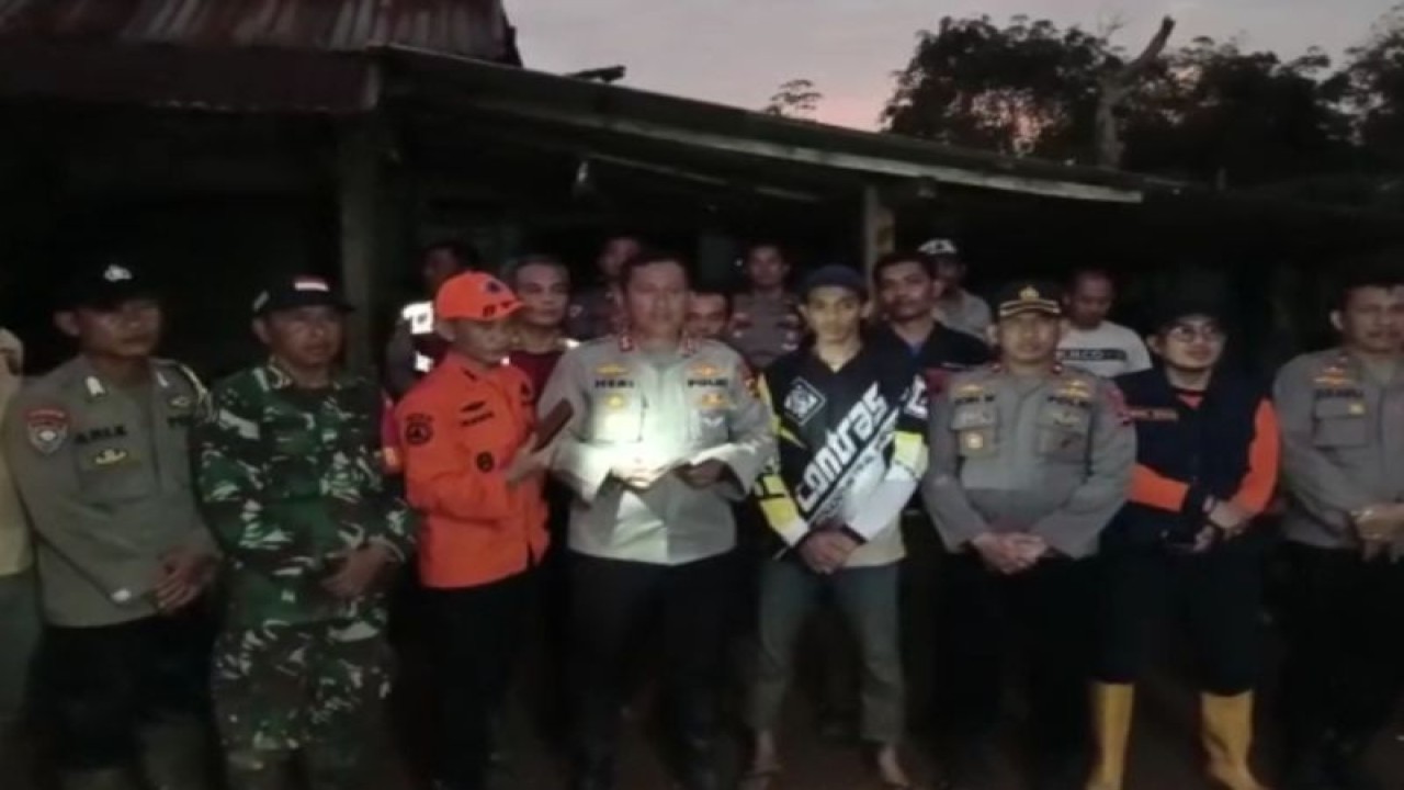 Sejumlah warga yang mengungsi dan Kapolres Lampung Barat (ANTARA/HO)