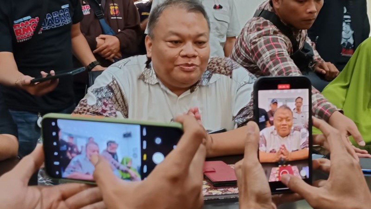Wakasek Kurikulum dan SDM SMK Telkom Sekar Kemuning, Kota Cirebon Cahya Haryadi memberi keterangan kepada media di Cirebon, Kamis (16/3/2023). (ANTARA/Khaerul Izan)