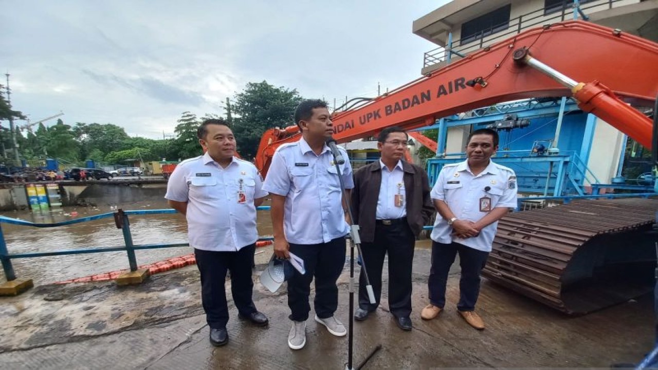 Sekda DKI Joko Agus Setyono (dua dari kiri) ketika meninjau Pintu Air Manggarai di Jakarta, Rabu (1/3/2023). ANTARA/Dewa Ketut Sudiarta Wiguna