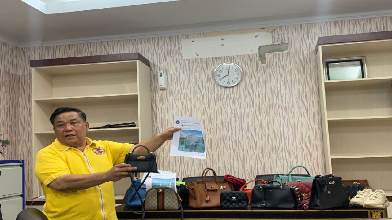 Sekdaprov Riau SF Hariyanto saat memberikan klarifikasi kehidupan mewah istrinya. ANTARA/HO-Dokumentasi pribadi