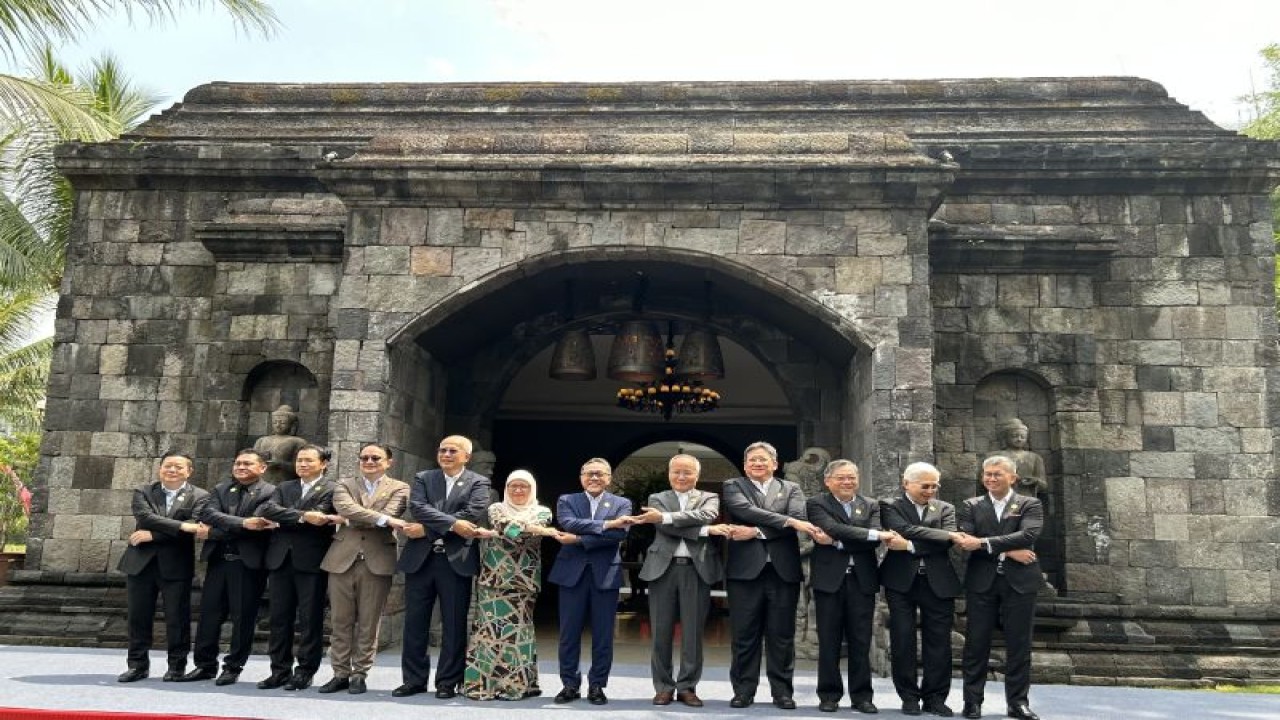 Delegasi 29th ASEAN Economic Ministers Retreat berfoto bersama di Plataran Borobudur Heritage, Magelang, Jawa Tengah, Rabu (23/3/2023). ANTARA/Kuntum Riswan