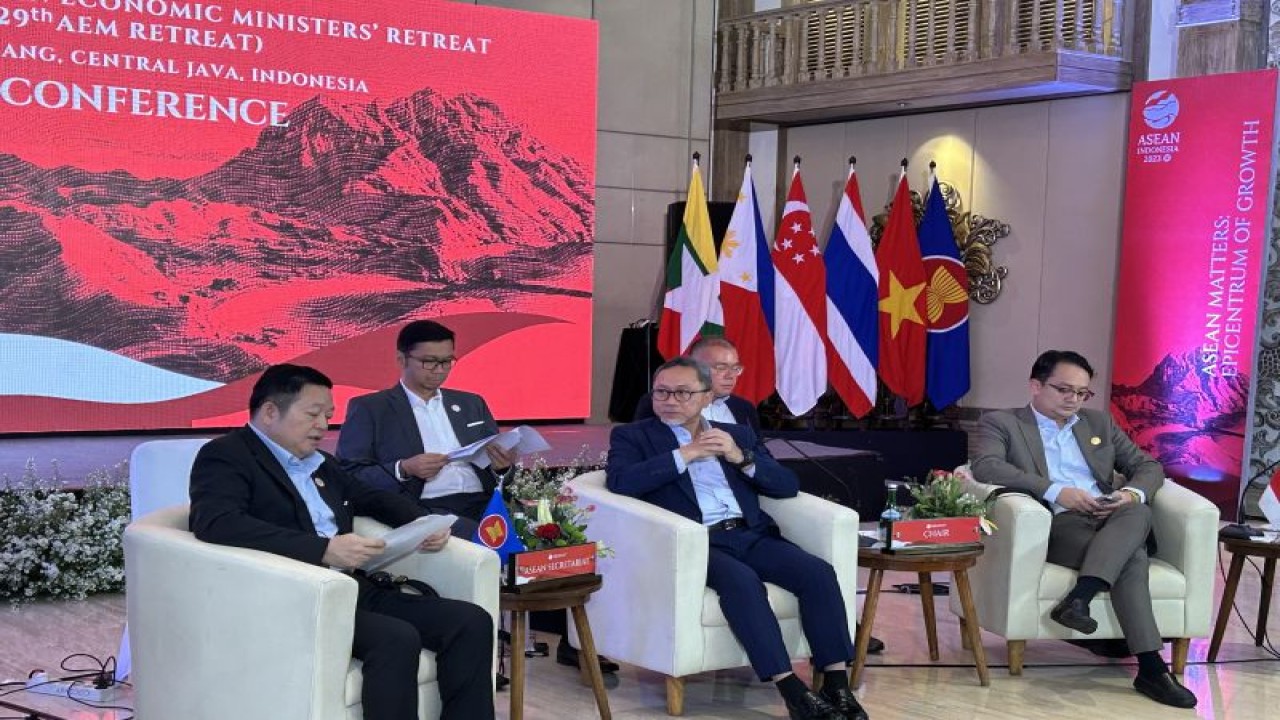 Sekretaris Jenderal ASEAN Kao Kim Hourn (kiri) saat Konferensi Pers the 29th ASEAN Economic Ministers Retreat di Magelang, Jawa Tengah, Rabu (23/3/2023). ANTARA/Kuntum Riswan