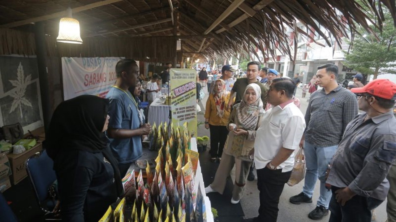 Sekretaris Jenderal Kementerian Dalam Negeri (Kemendagri) Suhajar Diantoro saat mengunjungi gerai Usaha Mikro Kecil dan Menengah (UMKM) Sabang Marine Festival 2023 di Kota Sabang, Sabtu (18/3/2023). (ANTARA/Khalis Surry)
