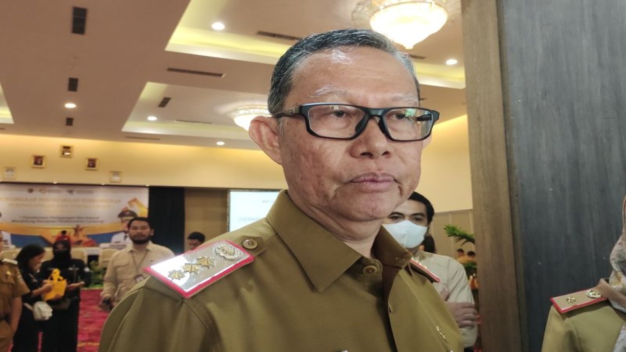 Sekretaris Daerah Provinsi Lampung Fahrizal Darminto saat memberi keterangan. ANTARA/Ruth Intan Sozometa Kanafi.