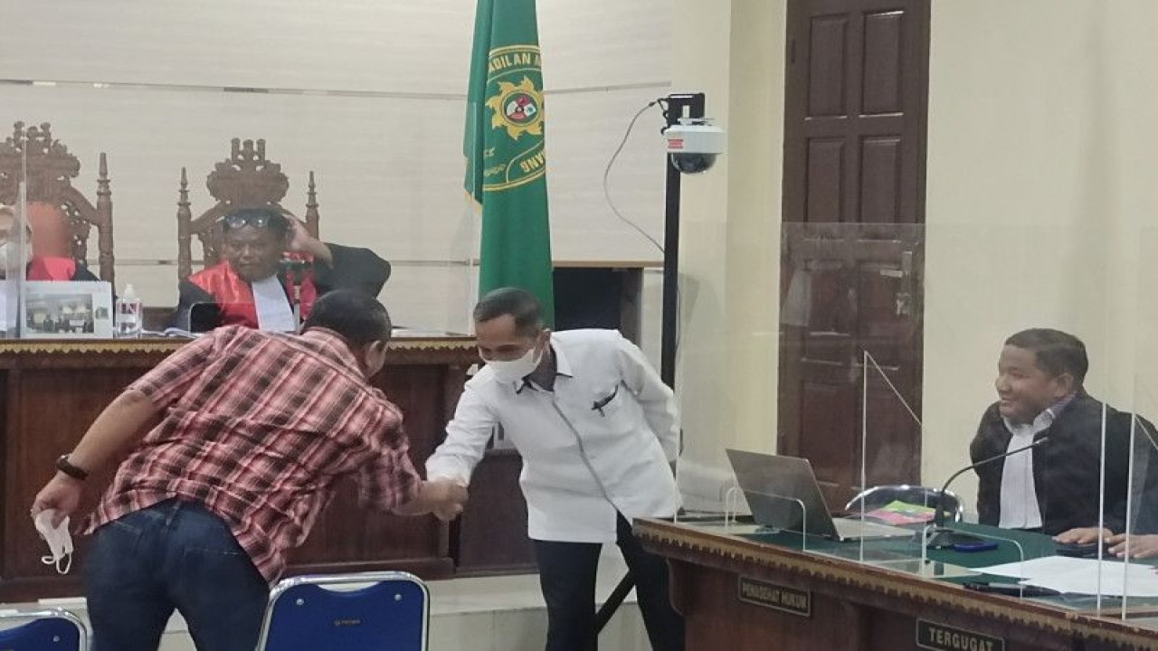 Saksi kasus suap penerimaan mahasiswa baru (PMB) Universitas Lampung (Unila) Sekretaris Pengurus Wilayah Nahdlatul Ulama (PWNU) Lampung Aryanto Munawar saat bersalaman dengan terdakwa Karomani usai memberikan kesaksian di PN Tanjungkarang, Bandarlampung. Kamis (9/32023). ANTARA/Dian Hadiyatna