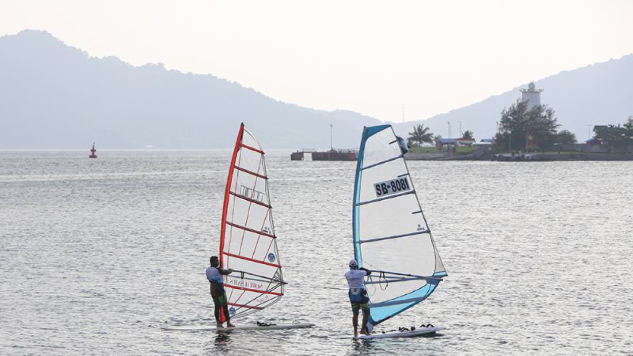Arsip Foto - Warga bermain selancar angin (windsurfing) di laut Teluk Sabang, Aceh, Sabtu (18/3/2023). (ANTARA/Khalis Surry)