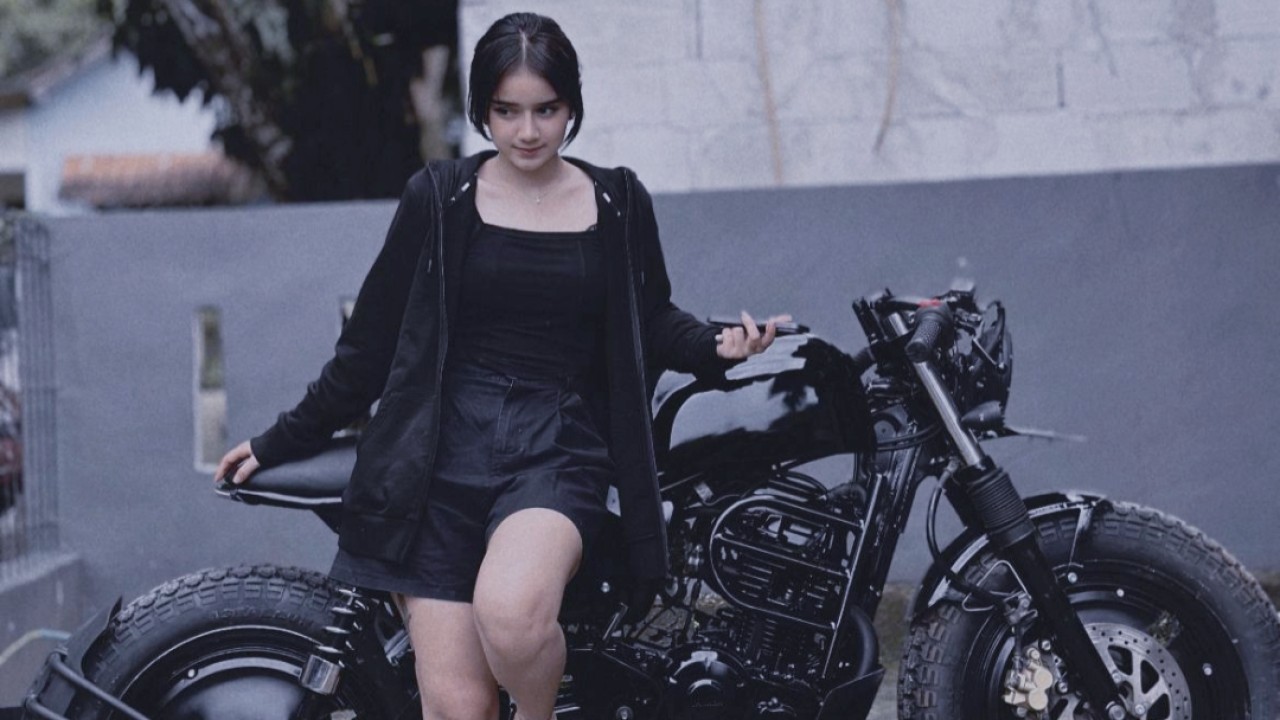 Sella Selly lagi jatuh cinta dengan motor custom/pribadi