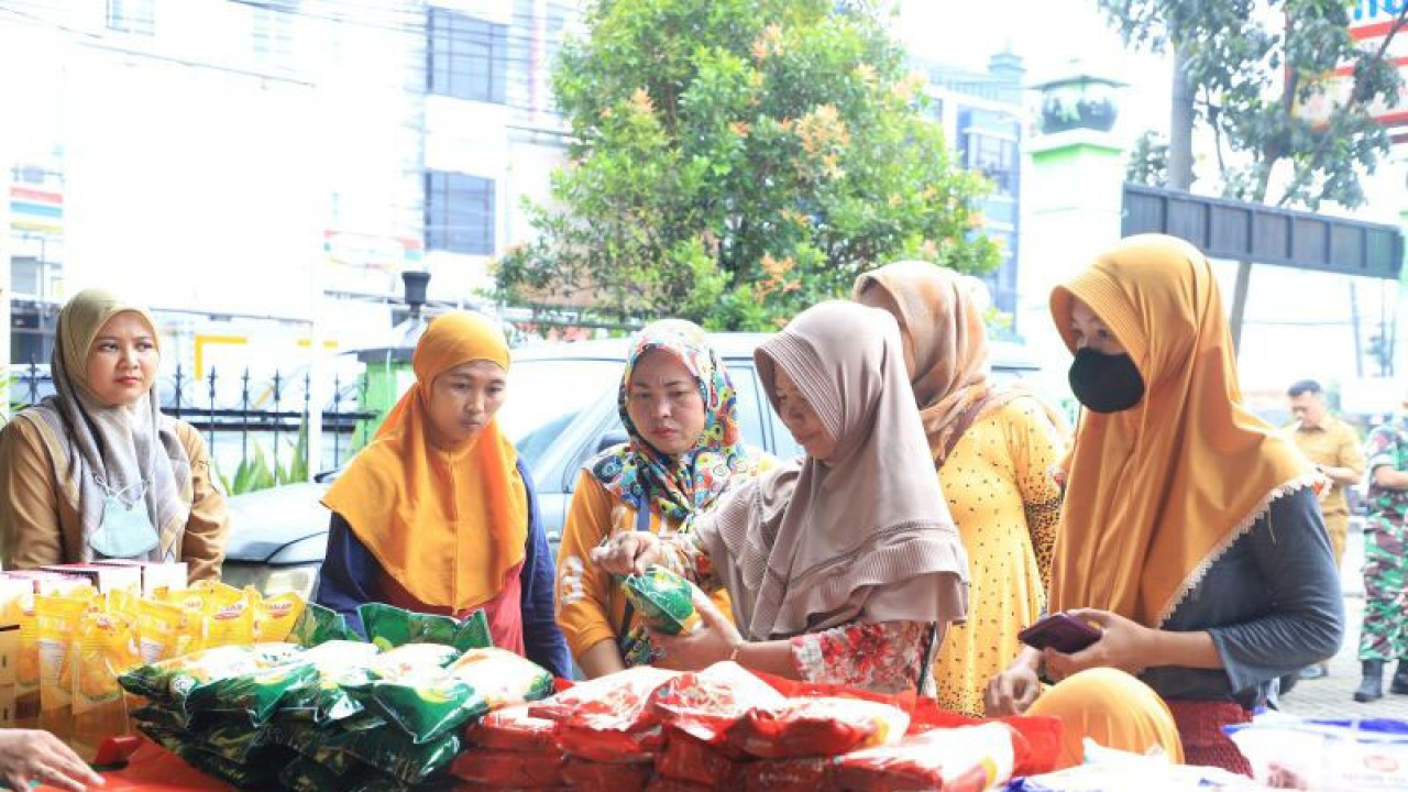 Pemkot Tangerang menggelar bazar sembako di Halaman Koramil 04, Kecamatan Ciledug, Selasa (14/3/2023). FOTO ANTARA/dok.