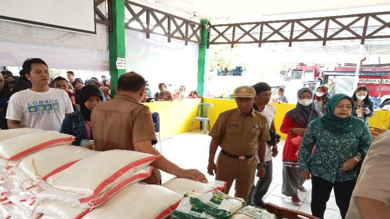 Kepala DPKUKMP Kota Palangka Raya, Kalimantan Tengah Samsul Rizal (tengah) mengecek kegiatan pasar murah yang dilaksanakan di Kelurahan Bukit Tunggal, Kecamatan Jekan Raya, Senin (20/3/2023). ANTARA/Adi Wibowo