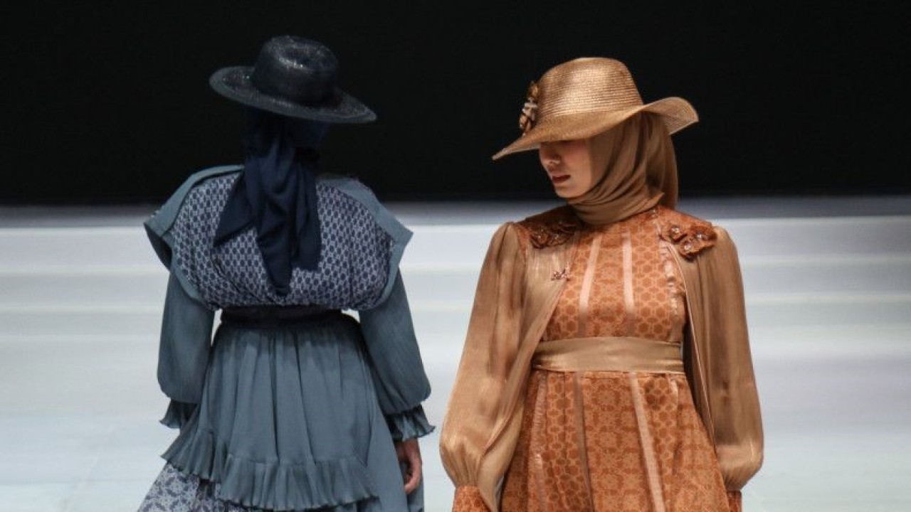 Model memperagakan busana Aden Hijab rancangan Pratiwi Anggraeni pada hari kedua Indonesia Fashion Week 2023 di Jakarta Convention Center (JCC), Jakarta, Kamis (23/2/2023). ANTARA FOTO/Prabanndaru Wahyuaji/tom.