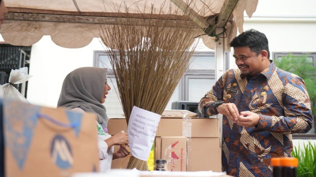 Wali Kota Medan Bobby Nasution (kanan) sedang berdiskusi eksportir sapu lidi di Medan, Sumut, Kamis (9/3/2023). (ANTARA/HO-Diskominfo Kota Medan)
