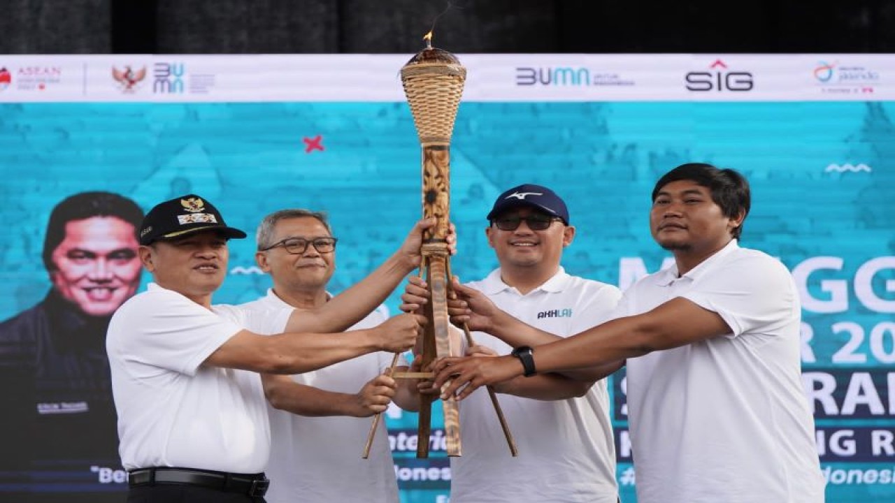 Direktur SDM dan Umum SIG Agung Wiharto (kedua kiri) bersama Wakil Bupati Semarang M Basari (kiri) mengangkat obor estafet saat membuka acara Jalan Sehat Bersama BUMN 2023 di Kampoeng Rawa, Ambarawa, Kabupaten Semarang, Jawa Tengah. ANTARA/HO-SIG
