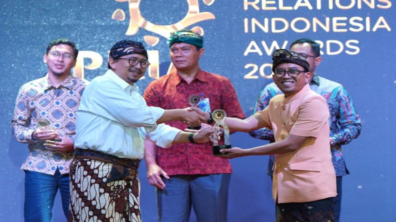 Emiten Badan Usaha Milik Negara (BUMN) PT Semen Indonesia (Persero) Tbk atau SIG berhasil meraih penghargaan kategori terpopuler pada media cetak dan online 2022 sub kategori BUMN dalam ajang PR Indonesia Awards (PRIA) 2023 di Jakarta, Kamis. ANTARA/HO-SIG.