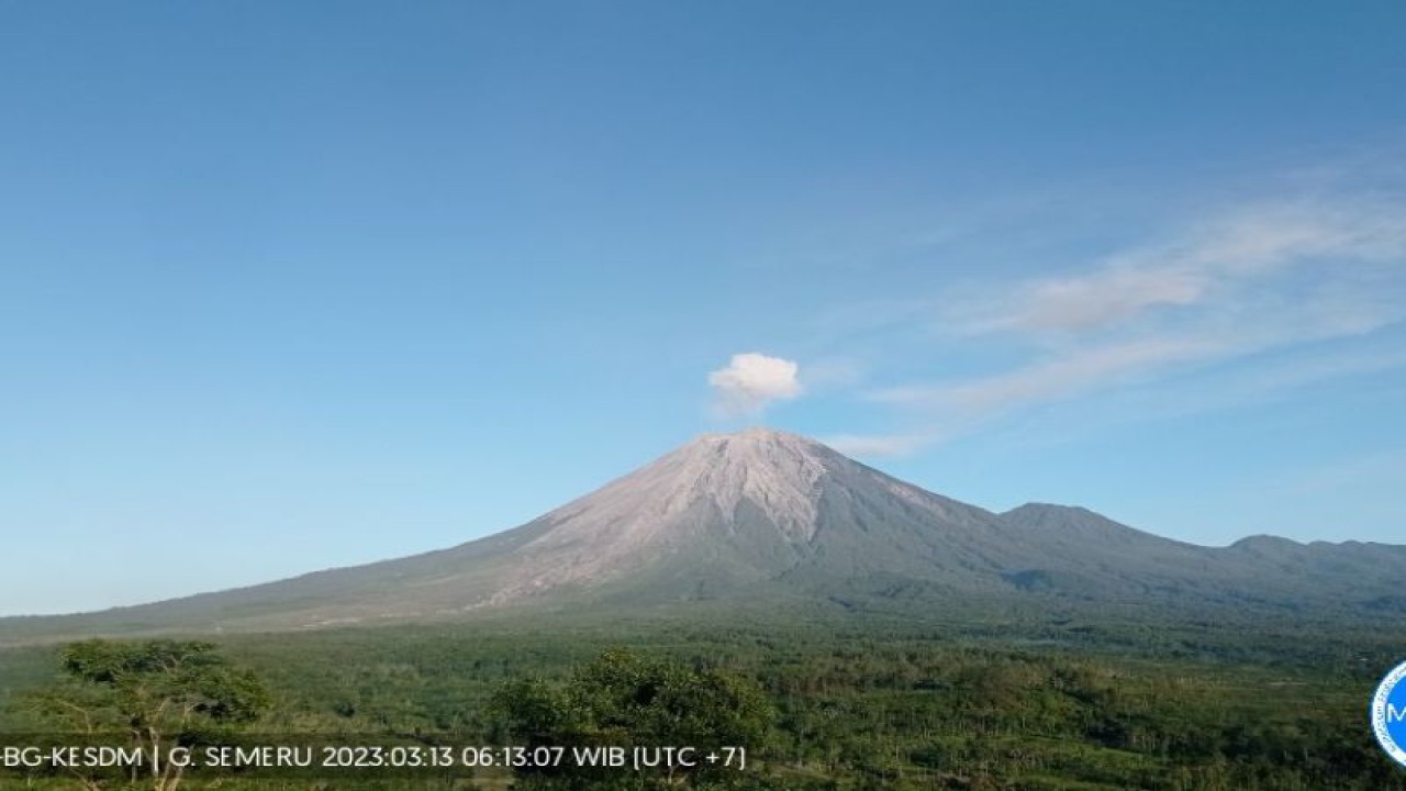 Gunung Semeru yang terpantau dari Pos Pengamatan di Gunung Sawur, Kabupaten Lumajang, Senin (13/3/2023). (ANTARA/HO-PVMBG)
