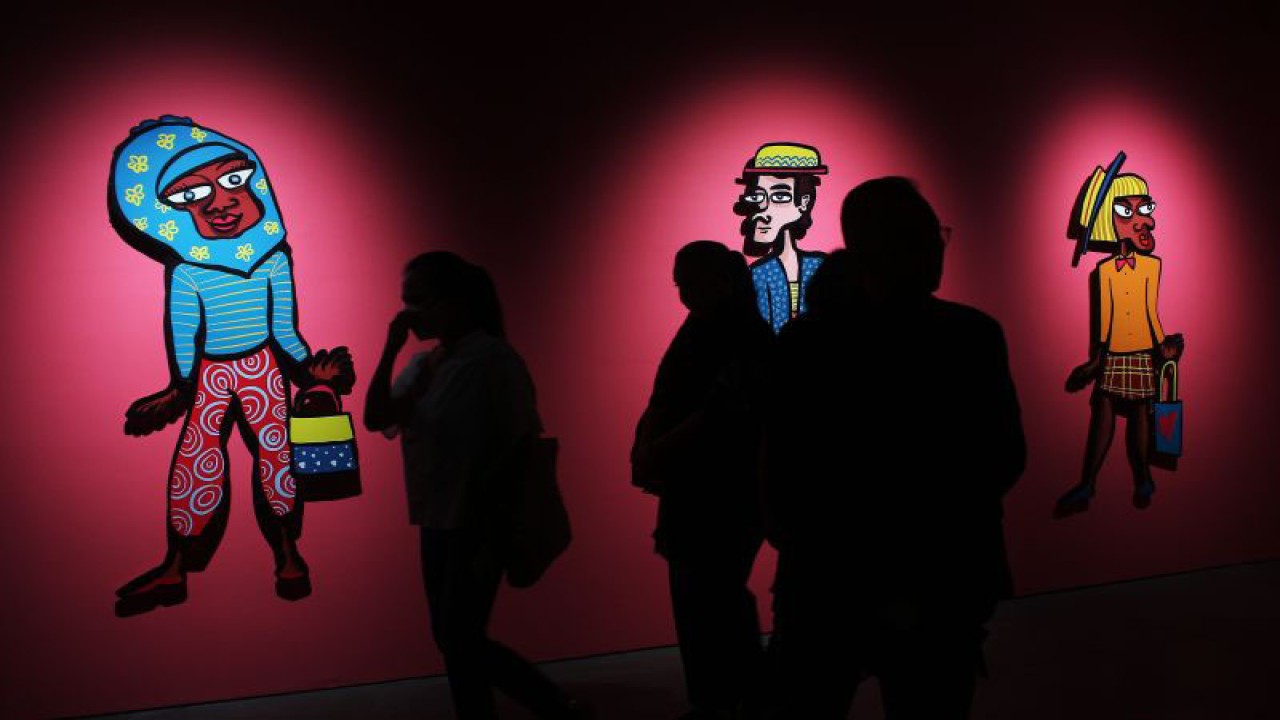 Sejumlah pengunjung melihat instalasi media campuran karya Asmara Wreksono berjudul "Nona Nona" di pameran artina-Sarinah #2, Jumat (3/3). (Ahmad Faishal)
