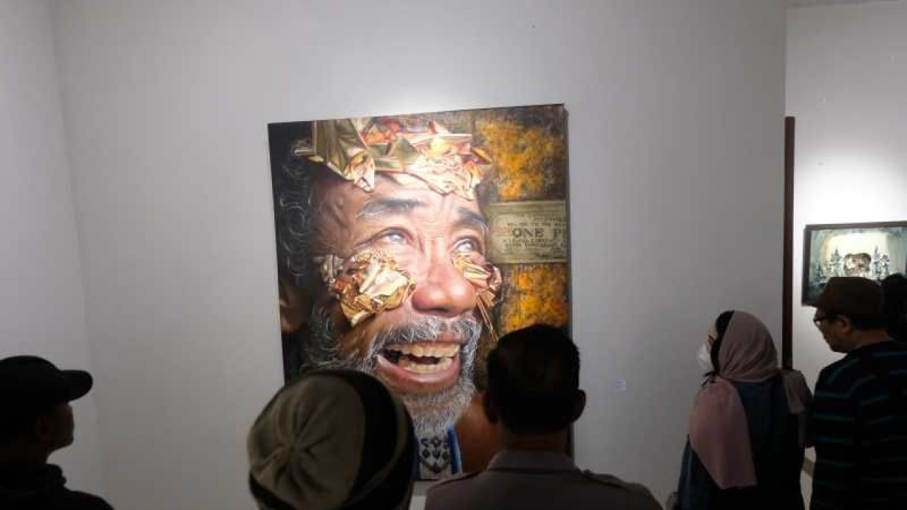 Sejumlah pengunjung menikmati pameran seni rupa dari para seniman Filipina-Indonesia di Limanjawi Art Borobudur. ANTARA/Heru Suyitno