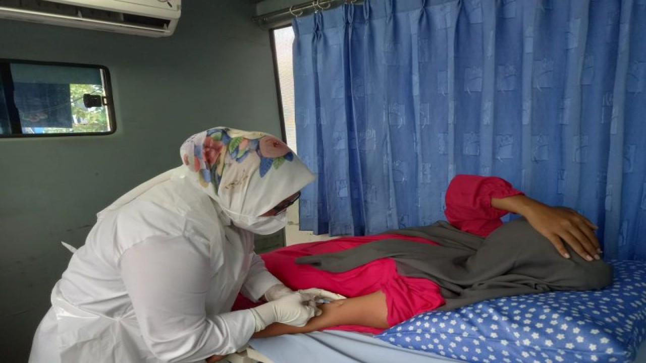 Seorang bidan sedang memakaikan KB berupa suntik kepada ibu. (ANTARA/HO-BKKBN)
