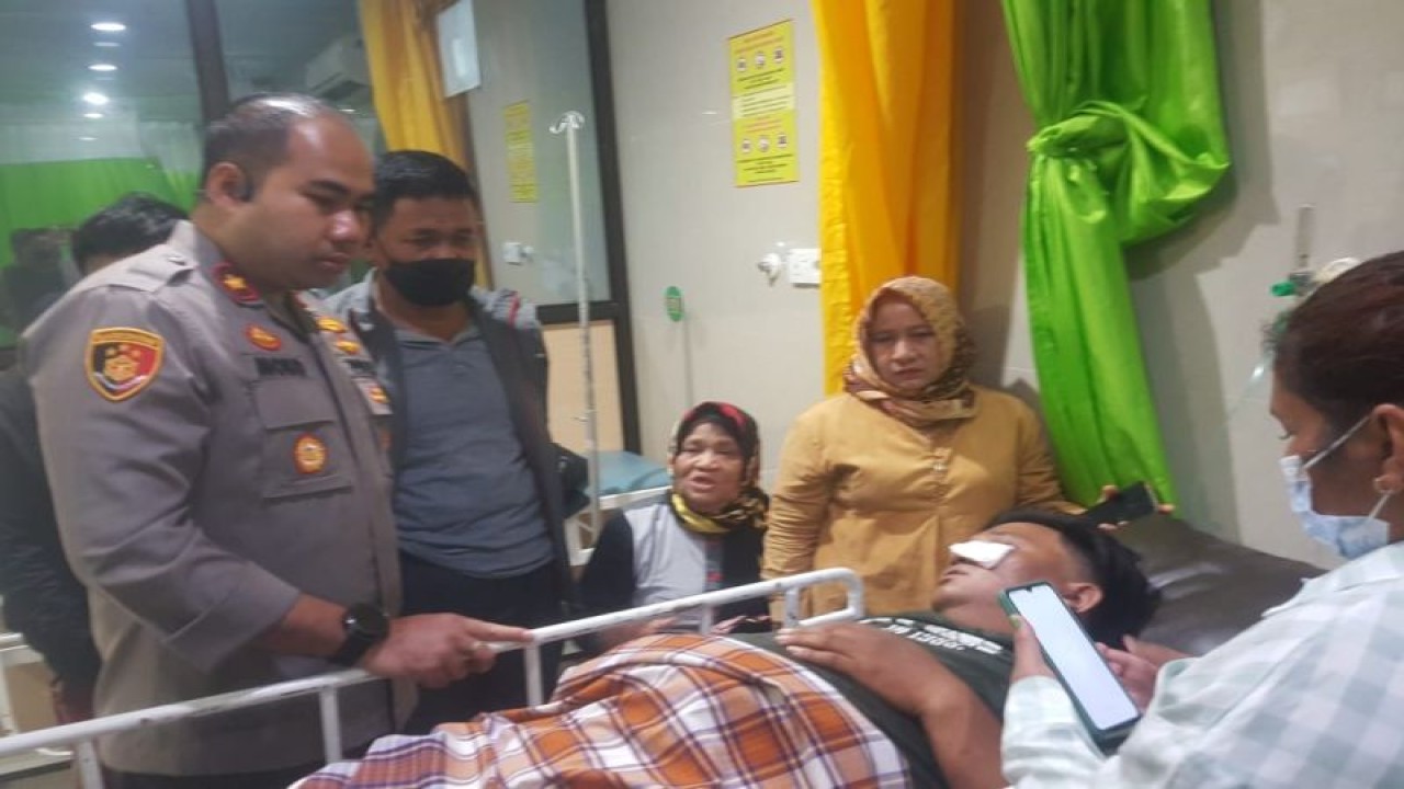 Kapolsek Batu Ampar Kompol Dwihatmoko Wiroseno saat menjenguk anggotanya yang terluka saat melerai perkelahian di THM. ANTARA/HO-Polsek Batu Ampar