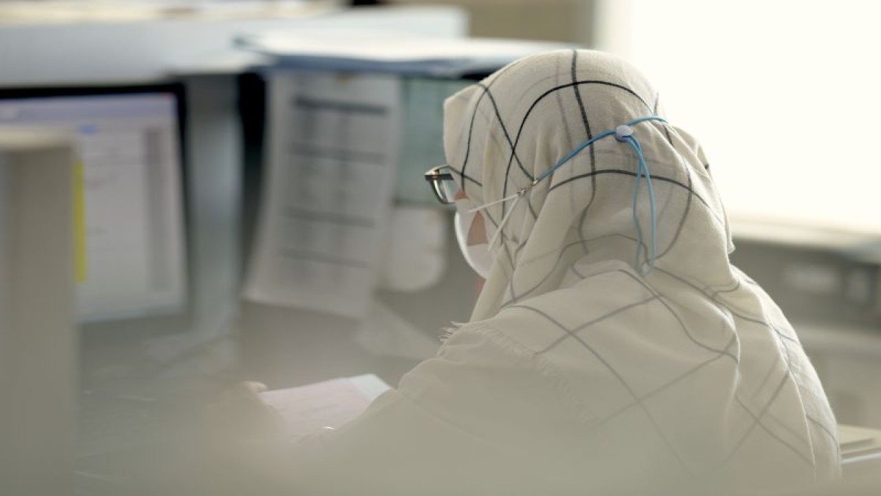 Seorang wanita mengenakan masker di dalam ruangan. (ANTARA/Pixabay)