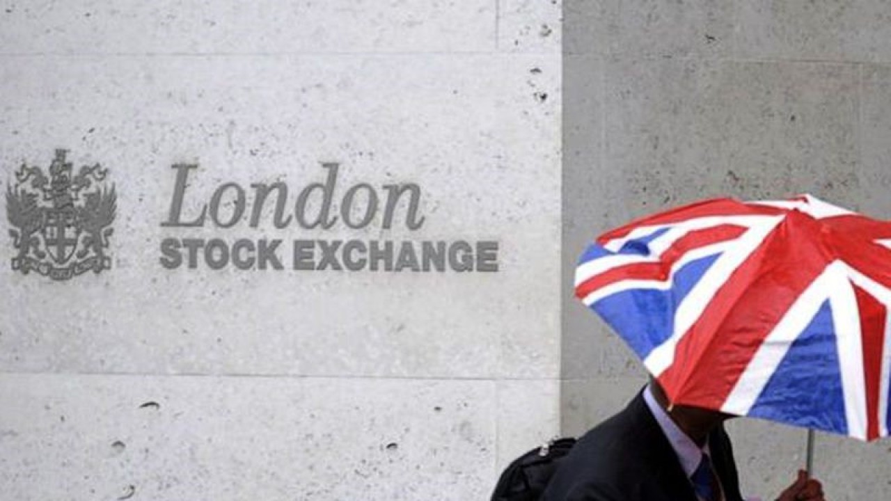 Seorang warga Inggris melintas di pintu masuk Bursa Efek London di London, Inggris. ANTARA/REUTERS/Peter Nicholls/am.