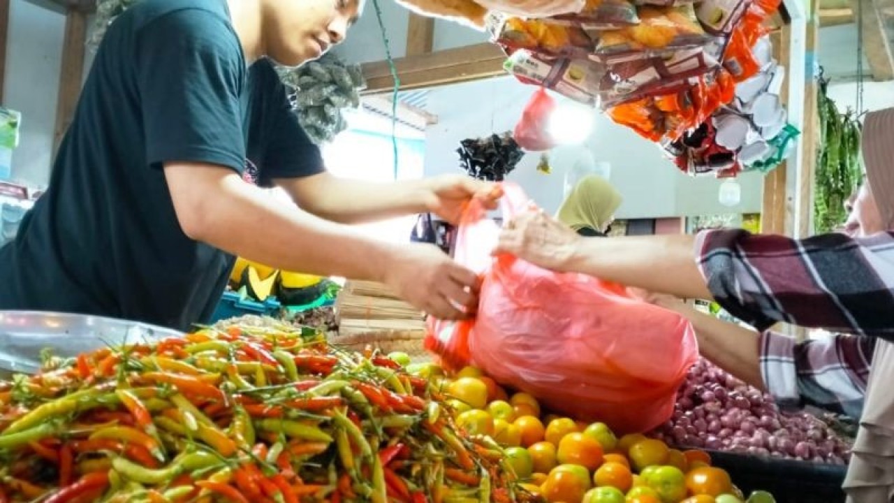 Seorang warga membeli cabai rawit di Pasar Sentral, Kota Gorontalo. ANTARA/HO
