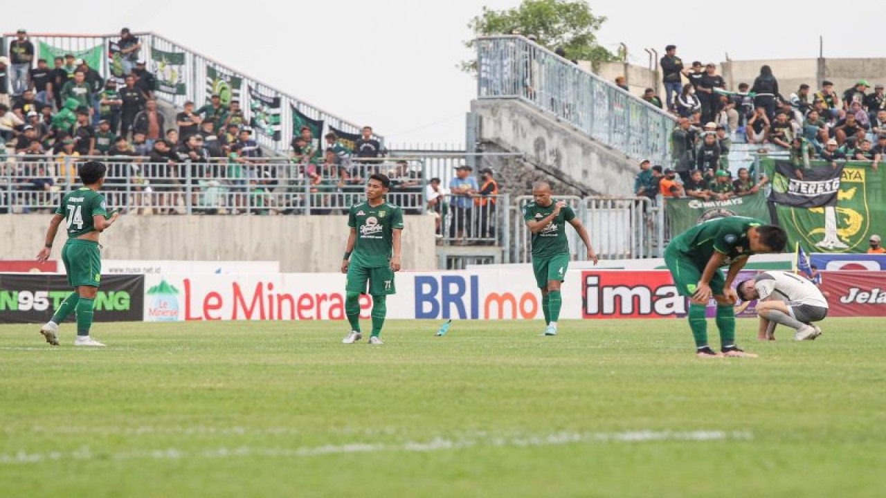 Para pemain Persebaya Surabaya tertunduk lesu usai gagal memenangkan pertandingan melawan Persib Bandung. (ANTARA/Rizal Hanif)