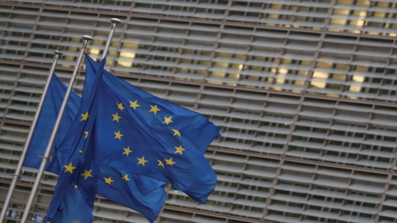 Foto Dokumen: Bendera Uni Eropa berkibar di luar markas Komisi Eropa, tempat pembicaraan Brexit berlangsung, di Brussels, Belgia, 24 Desember 2020. ANTARA/REUTERS/Yves Herman