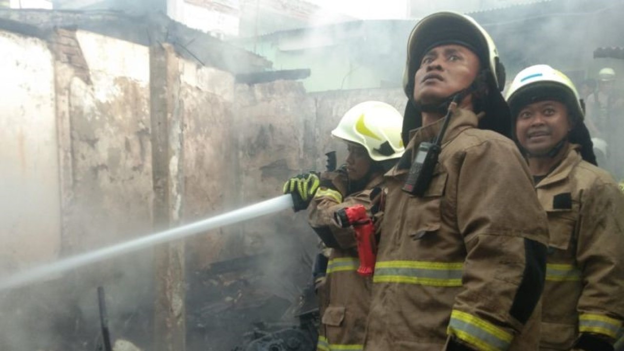 Petugas dari Suku Dinas Penanggulangan Kebakaran dan Penyelamatan (Gulkarmat) memadamkan api pada 10 rumah di Kelurahan Penggilingan, Kecamatan Cakung, Jakarta Timur, Kamis (23/3/2023). ANTARA/HO-Sudin Gulkarmat Jakarta Timur