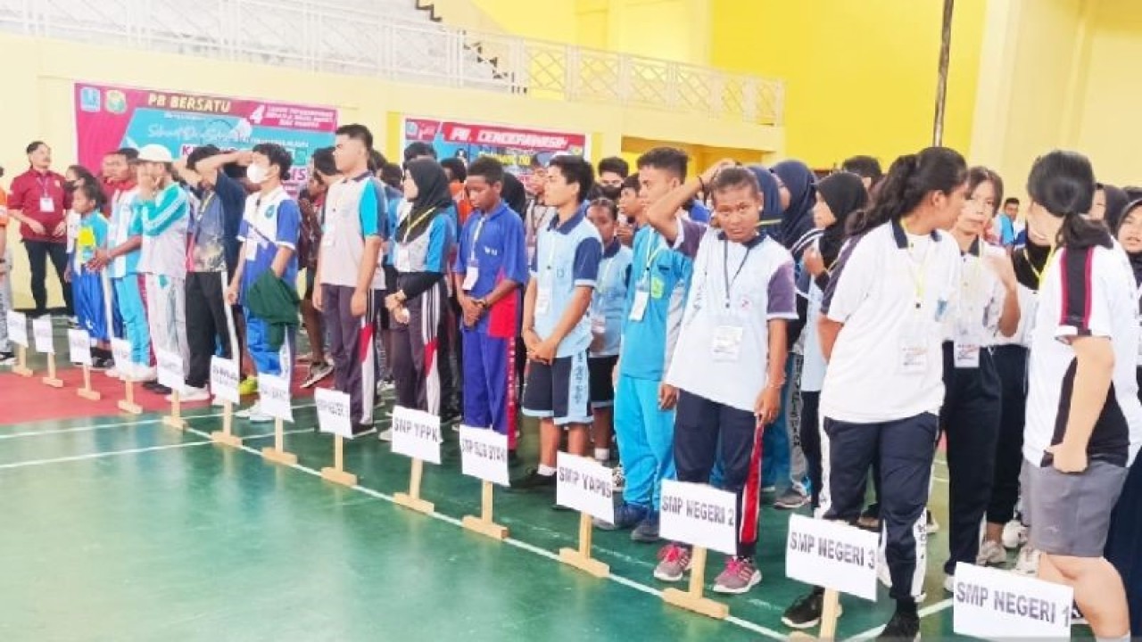 Seratusan pelajar SD, SMP, dan SMA/SMK yang akan tampil dalam kejuaraan bulutangkis memperebutkan Piala Bupati Biak Numfor. ANTARA/Muhsidin