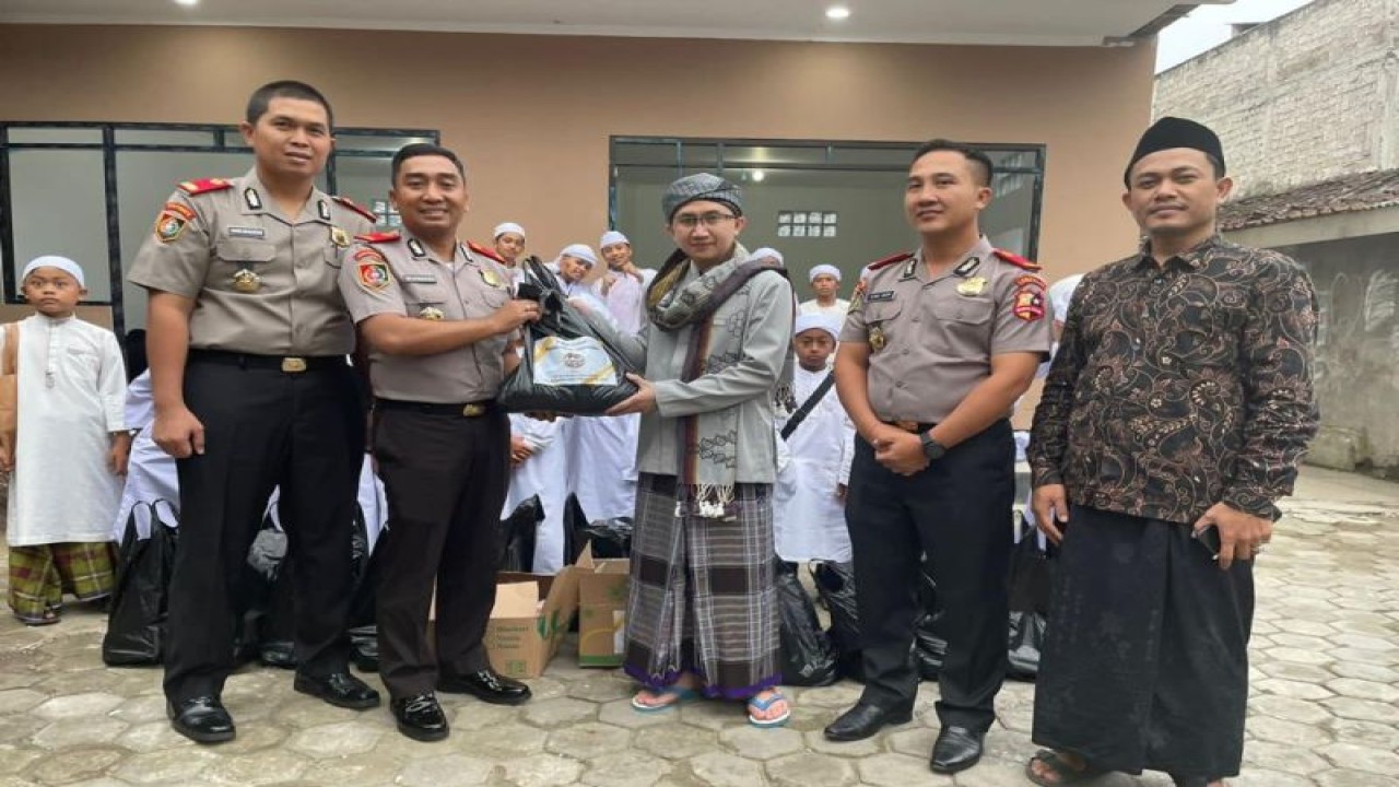 Serdik Sespimmen Angkatan Ke-63 Sespim Lemdiklat Polri mengadakan bakti sosial Ramadhan 1444 Hijriah. (ANTARA/HO-Sespim Lemdiklat Polri)