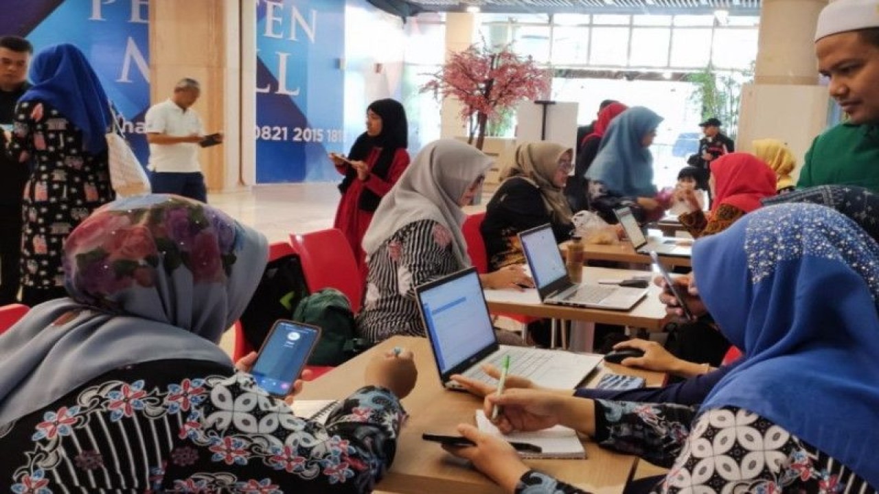 Sejumlah pelaku usaha saat mendaftar sertifikasi halal gratis yang diselenggaralan BPJPH Kementerian Agama. (ANTARA/HO-Kemenag)