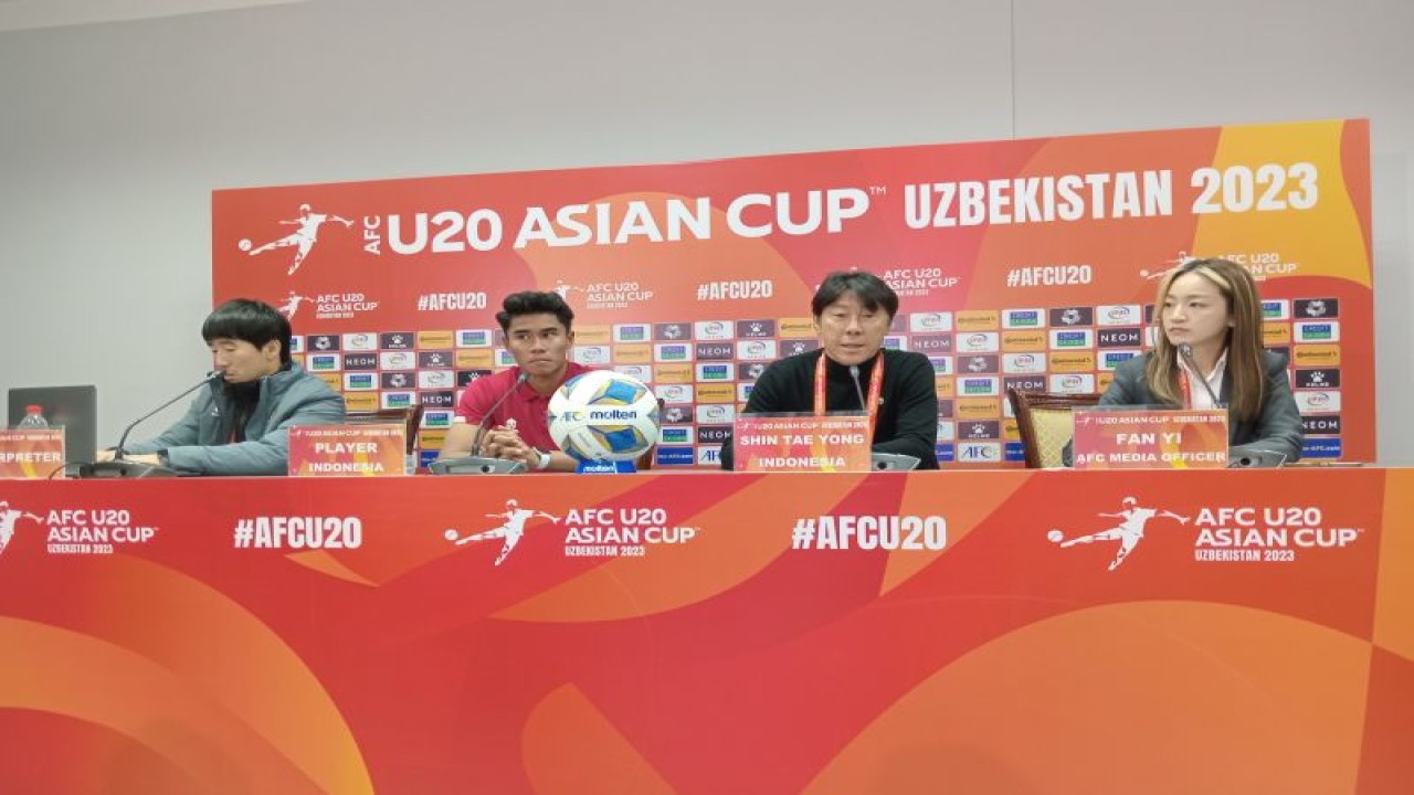 Pelatih timnas Indonesia U-20 Shin Tae Yong (kedua dari kanan) menghadiri konferensi pers setelah pertandingan Grup A Piala Asia U-20 melawan Uzbekistan, yang dimainkan di Stadion Istiqlol, Fergana, Selasa (7/3/2023). (ANTARA/RAUF ADIPATI)