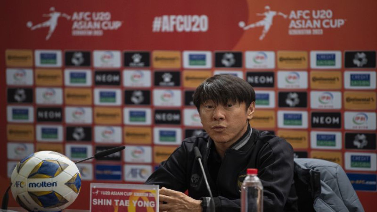 Pelatih Timnas U-20 Indonesia Shin Tae Yong menyampaikan konferensi pers jelang Piala Asia U-20 di Stadion Milliy, Tashkent, Uzbekistan, Selasa (28/2/2023). ANTARA FOTO/Sigid Kurniawan/rwa. (ANTARA FOTO/SIGID KURNIAWAN)