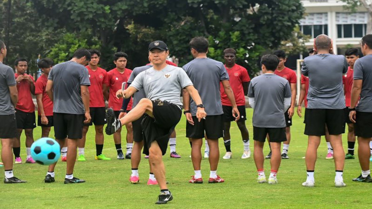 Pelatih Timnas Indonesia U-20 Shin Tae-yong (tengah) menendang bola saat memimpin latihan Timnas U-20 di Lapangan A, Kompleks Gelora Bung Karno, Senayan, Jakarta, Sabtu (18/2/2023). Tmnas U-20 menjalani pemusatan latihan menjelang kejuaraan Piala Asia U-20 2023 di Uzbekistan yang akan dimulai pada 1 Maret 2023. ANTARA FOTO/Indrianto Eko Suwarso/tom.