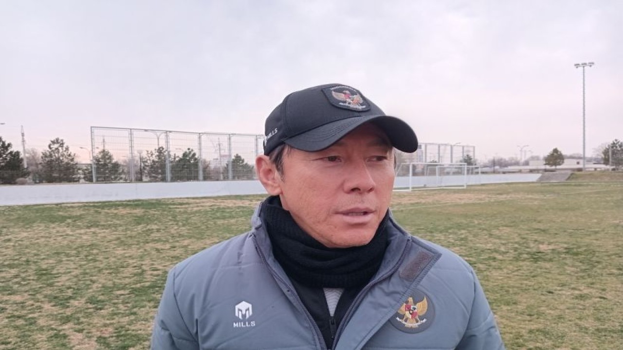 Pelatih timnas U-20 Shin Tae Yong menjawab pertanyaan pewarta sebelum memimpin latihan yang berlangsung di lapangan latihan Bunyodkor 3, Tashkent, Jumat (3/3/2023). (ANTARA/RAUF ADIPATI)