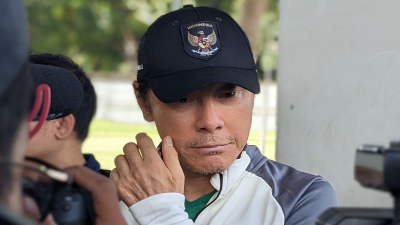 Pelatih tim nasional Indonesia Shin Tae-yong memberikan pernyataan kepada pewarta di Lapangan C Gelora Bung Karno, Jakarta, Rabu (8/2/2023). (ANTARA/Michael Siahaan)