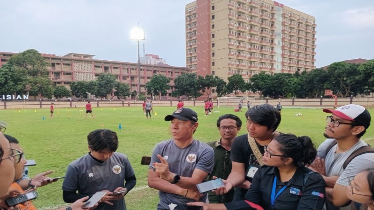 Pelatim timnas U-20 Shin Tae-yong menjawab pertanyaan para pewarta, di sela-sela latihan tim yang berlangsung di Stadion PTIK, Jakarta, Senin (20/3/2023). (ANTARA/RAUF ADIPATI)