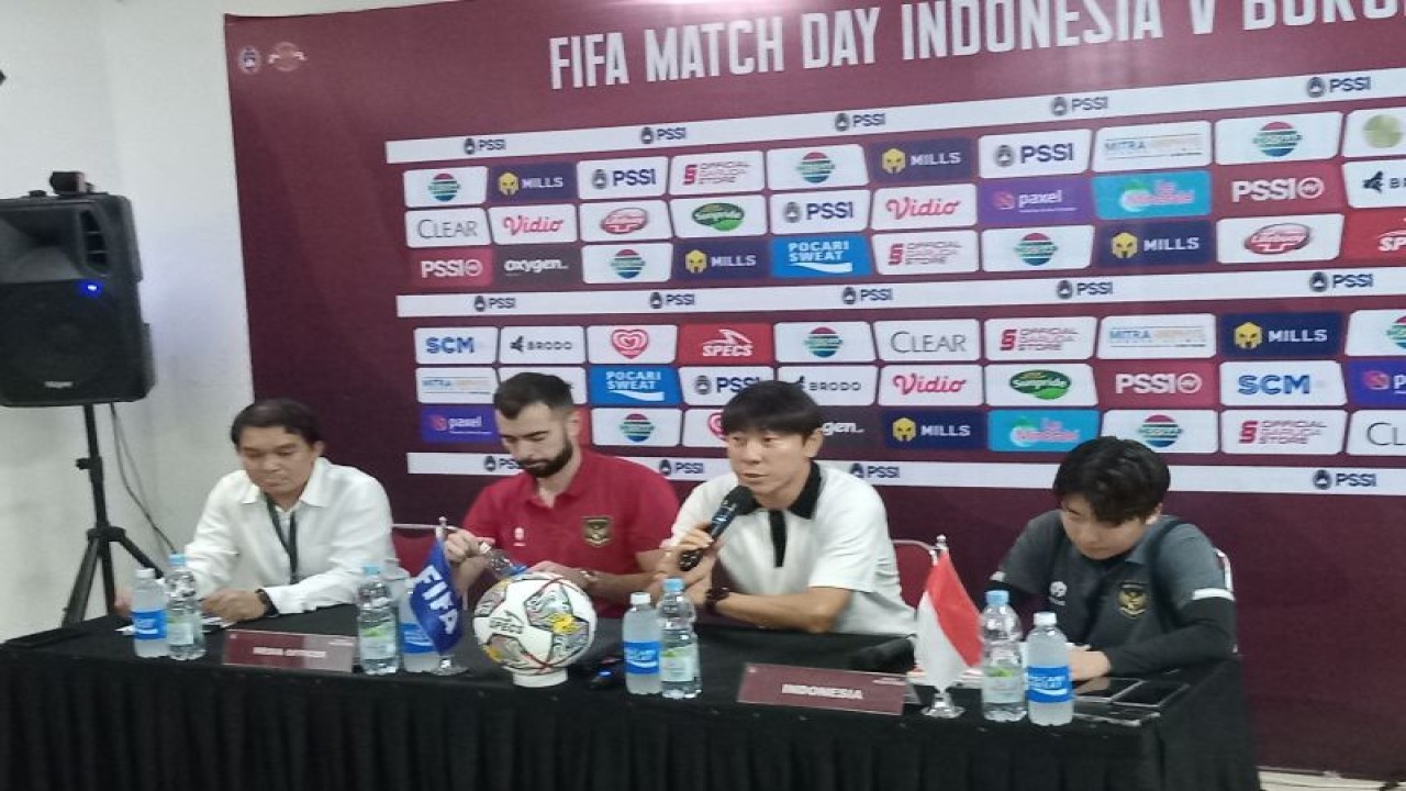 Pelatih timnas Indonesia Shin Tae Yong (kedua dari kanan) menjawab pertanyaan para pewarta pada konferensi pers setelah pertandingan FIFA match day melawan Burundi, di Stadion Patriot Candrabhaga, Bekasi, Selasa (28/3/2023). (ANTARA/RAUF ADIPATI)